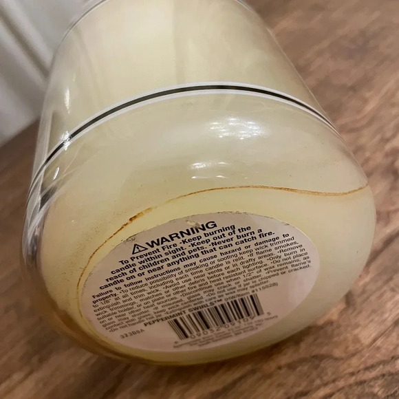 Yankee Candle Housewarmer Black Stripe Vintage Peppermint Swirls Large 22 OZ - Picture 4 of 9